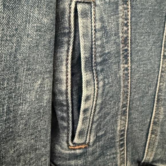 Guess NWT Women’s Distressed Denim Jacket Size Small - Picture 6 of 15